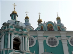 Успенский кафедральный собор в Смоленске не случайно сравнивают с Исаакиевским собором и храмом Христа Спасителя и считают одним из самых крупных в России. Высота от земли до основания креста на центральном куполе - около 70 метров, длина фасада - более 52 метров, боковой стены - 42,6 метра. Площадь внутреннего пространства - более 2000 кв. м, высота иконостаса - 31 метр - это почти высота девятиэтажного дома (!)
http://www.smolnews.ru/news/6780